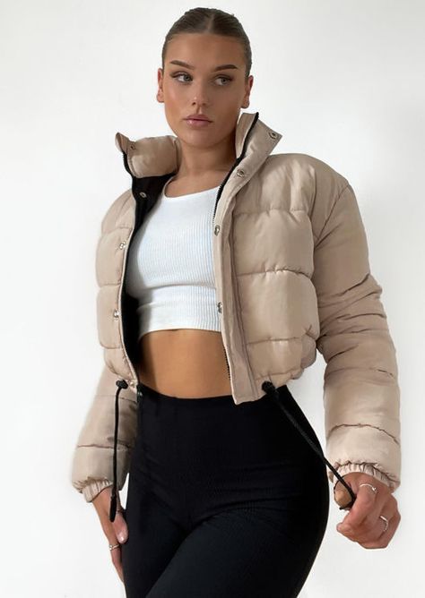 Plus Size Fancy Dresses, Cropped Puffer Coat, Outfit Vaquero, Puffer Jacket Outfit, Short Puffer Jacket, Cropped Puffer Jacket, Jacket Beige, Quilted Puffer Jacket, Outfit Ideas Summer