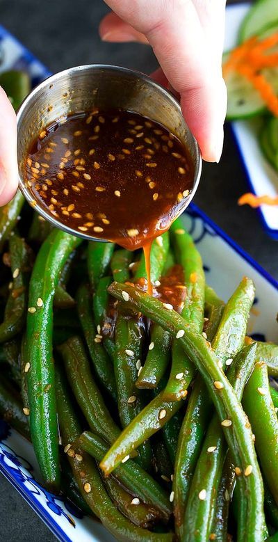 These Spicy Sriracha Green Beans are fast and flavorful veggie side dish! Grab some garlic and green beans and meet me in the kitchen for this fiery and delicious side dish! You’ll only need 6 ingredients to whip up these spicy green beans in your kitchen. Green beans, garlic, sesame oil, Sriracha, sweet chili sauce, and soy sauce. You can also add toasted sesame seeds to the mix if you’re feeling a bit extra. Sriracha Green Beans, Green Beans Garlic, Spicy Green Beans, Veggie Side Dish, Kitchen Green, God Mat, Toasted Sesame Seeds, Veggie Side Dishes, Sweet Chili Sauce