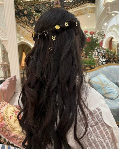 Ramadan Hairstyles, Hairstyles For Occasions, Locs Undercut, Ramadan Accessories, Arabic Hairstyles, Disco Fairy, Eid Hairstyles, Rich Arab, Ramadan Vibes