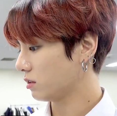 Jungkook Ear Piercings, Ear Piercings Video, Descending Angel, Jungkook Earrings, Jungkook Piercing, Triple Ear Piercing, Ears Drawing, Triple Piercing, Bts Earrings