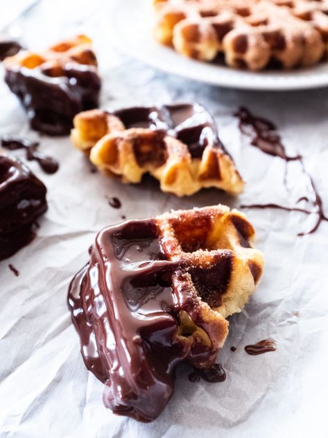 Waffles With Chocolate, Churro Waffles, Chocolate Sauce Recipes, Cream Dip, Chocolate Waffles, Batter Recipe, Waffle Recipe, Köstliche Desserts, Pastry Dough