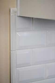 how to finish the side of a subway tile shower - Google Search Backsplash Edge, Beveled Subway Tile Backsplash, Backsplash Herringbone, Beveled Subway Tile, Subway Tile Showers, Herringbone Backsplash, Casa Country, Tile Edge, Marble Backsplash