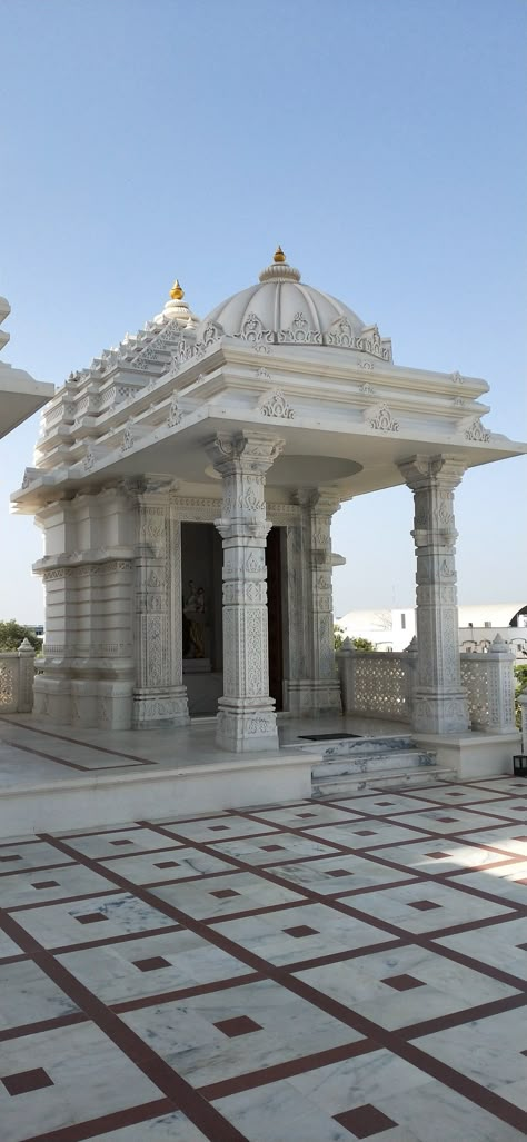 Temple Mandapam Design, Outdoor Mandir For Home, Mandir Exterior Design, Modern Temple Architecture, Modern Hindu Temple Design, Temple Arch Design, Hindu Temple Design, Indian Mansion, Mandir Architecture