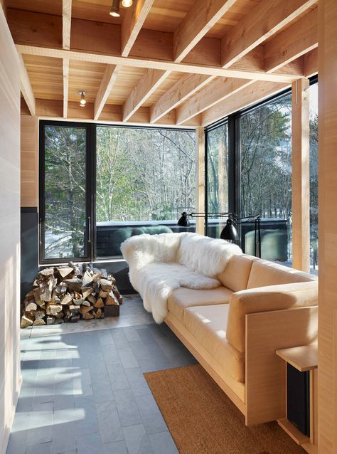 Modern Sunroom Ideas, Rustic Sunroom, Modern Sunroom, Casa Container, Decoration Inspiration, A Living Room, Bay Window, Living Room Inspiration, Rustic Style