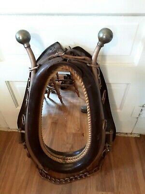 Find many great new & used options and get the best deals for Antique Leather HORSE HARNESS COLLAR MIRROR with Hames ~ Ranch Western decor at the best online prices at eBay! Free shipping for many products! Mule Collar Decor, Horse Bit Decor Ideas, Horse Collar Mirror, Country Antique Decor, Horse Collar Decor Ideas, Horse Collar Decor, Stirrup Decor, Vintage Western Home Decor, Western Entryway