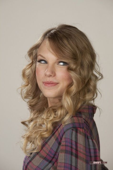 Valentine's Day Movie Taylor Swift Valentines Day, Valentines Day Movie, Taylor Swift Valentines, Valentines Captions, Photo Of Taylor Swift, Taylor Swift Photoshoot, Photos Of Taylor Swift, Taylor Swift Web, All About Taylor Swift