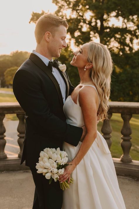 Formal Bride And Groom Photos, Pretty Wedding Photos, Action Wedding Photos, Wedding Must Have Shots, Couples Photos Wedding, Wedding Pictures Indoor, Bride And Groom Pictures Poses, Classic Wedding Pictures, Must Take Wedding Pictures