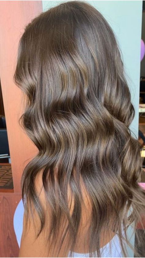 Wavy Brown Hairstyles, Utah Curls Medium Hair, Curling Hair Ideas, Utah Curls, Hair Soft Curls, Brown Curled Hair, Brushed Out Curls, Curled Hairstyles For Medium Hair, Sports Banquet