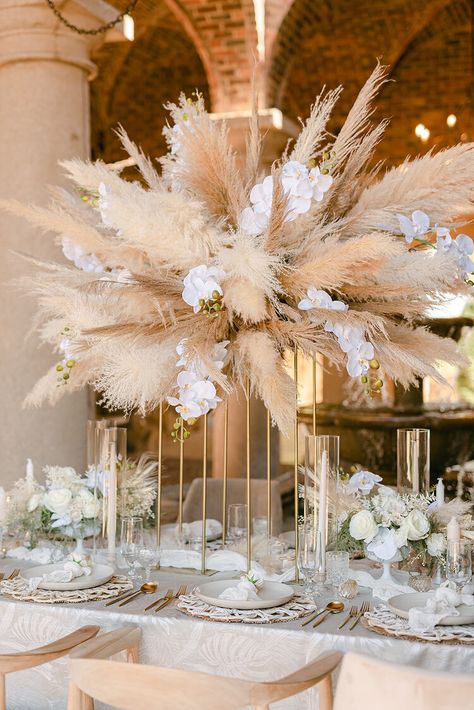 Modern Chic Wedding Decor, Fabulous Photoshoot, Neutral Wedding Decor, Wedding Pampas, Neutral Wedding Inspiration, Boho Centerpiece, Bohemian Chic Weddings, Tall Centerpiece, Modern Chic Wedding