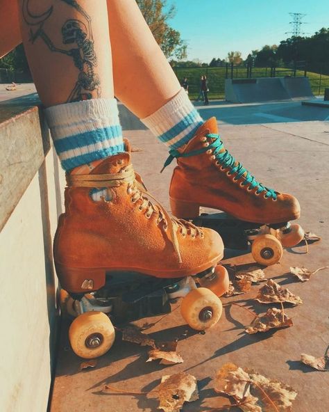 Roller Skating Aesthetic, Disco Outfits, Roller Skating Outfits, Bowling Outfit, Skate Aesthetic, Motos Vintage, Retro Roller Skates, Skating Aesthetic, Roller Skate Shoes