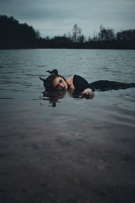 Spooky Lake Photoshoot, Water Bodouir Photoshoot, Spooky Beach Photoshoot, Spooky Water Photoshoot, Witchy Water Photoshoot, Plus Size Fantasy Photoshoot, Plus Size Spooky Photoshoot, Witchy Photoshoot Ideas Plus Size, Haunting Photoshoot