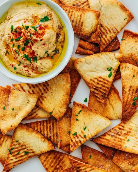 Hummus dip is a quick and easy appetizer! Top a platter with cucumber, tomatoes, olives and feta cheese, then dip with pita chips. #hummus #hummusdip #easyappetizer #appetizer #snack #partysnack #dip #partydip #easydip #summerappetizer #healthysnack Dip With Pita Chips, Spinach Dip Cold, Pita Chips Recipe, Homemade Pita Chips, Kale Chips Baked, Smoked Salmon Dip, Baked Kale, Homemade Pita, Hummus Dip