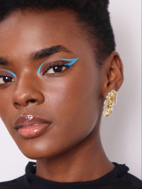 Blue eyeliner by @nathaliebillio makeup artist #eyeliner Fete Emo, Editorial Make-up, Graphic Makeup, Blue Eyeliner, Smink Inspiration, Beauty Make-up, Makeup Eye Looks, Creative Eye Makeup, Creative Makeup Looks