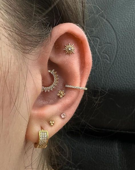 Feeling golden with this ear curation from @invictus_bodyjewelry   Ear curation by @piercernomercy_  Soho, Union Square, and Williamsburg  11AM-9PM 7 DAYS A/W🕘 WALK-INZ OR BOOK ONLINE..📕 TATTOOS & PIERCINGS, NO ATTITUDE, NO MISERABLE HOOPS TO JUMP THROUGH....🚫 WALK-INZ WELCOME OR BOOK ONLINE AT ⚔️livebytheswordtattoo.com⚔️ . . . . #livebythesword #earcuration #goldjewelry #goldearcuration #piercings Quadruple Ear Piercing, Ear Setup Gold, Ear Curation Daith, Daith Piercing Combination, Eat Curation, Ear Curation Gold, Ear Scape Ideas, Ear Mapping Piercing, Piercing Arrangements