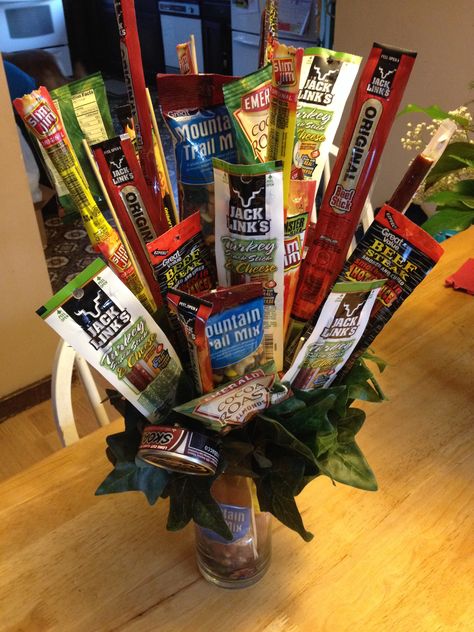 Diy Beef Jerky, Jerky Bouquet, Beef Jerky Bouquet, Man Bouquet, Diy Valentines Day Gifts For Him, Diy Sharpie Mug, Valentine's Day Gifts For Him, Valentine Baskets, Valentine Bouquet