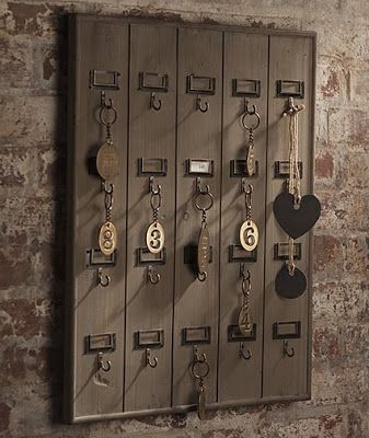 DIY Wall Mounted Wooden Hotel Key Rack – Remodelaholic Key Rack Diy, Entryway Key Holder, Apartment Entryway, Trendy Apartment, Key Holders, Entryway Organization, Woodworking Guide, Key Rack, Key Organizer