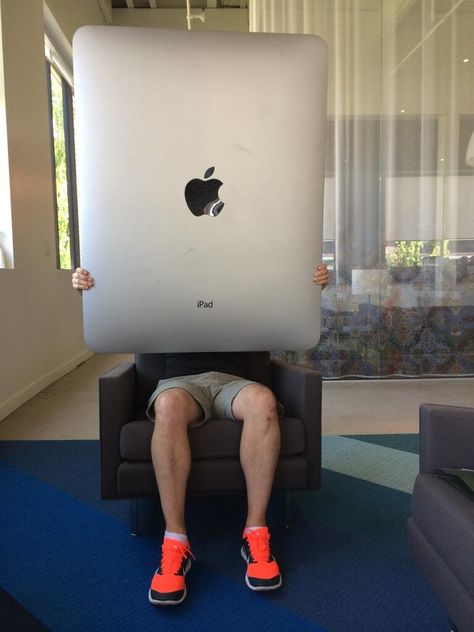 iPad Pro (fun pic 001) Ipad Kid, Technology Humor, Kids Technology, Apple Macintosh, Technology Gifts, Apple Technology, Ipad Kids, New Ipad Pro, Spy Gadgets