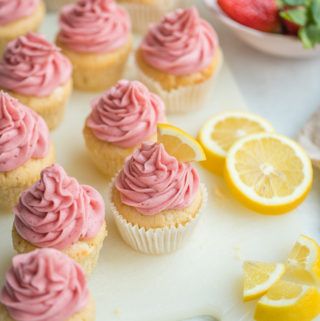 Strawberry Lemonade Cupcakes, Cupcakes Strawberry, Lemonade Cupcakes, Strawberry Frosting, Oreo Cupcakes, Lemon Slices, Lemon Cupcakes, Salty Cake, Favorite Dessert Recipes