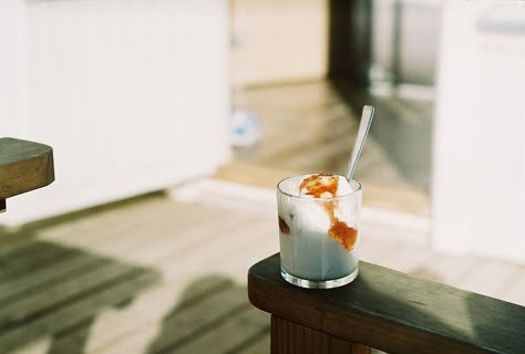 Film Aesthetic Photography, Film Photography Inspiration, Aesthetic Ice Cream, Roll Of Film, Photography 35mm, Aesthetic Film, Minimalist Outfits, 35mm Photography, Photography Vintage