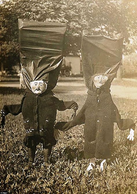 Why the big head? These two are hiding something very large underneath their inventive Halloween costume Vintage Bizarre, Vintage Halloween Costumes, Creepy Halloween Costumes, Vintage Halloween Photos, Photo Halloween, Crazy Costumes, Creepy Vintage, Creepy Photos, Vintage Halloween Costume