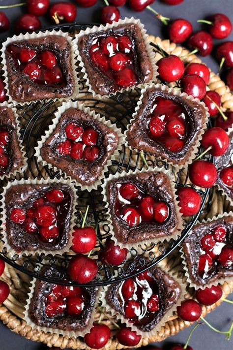 New Year’s Eve Brownies, Black Forest Brownies Easy, Christmas Brownie Bites, Christmas Dessert Display, Brownie Board, Black Forest Brownies, Cake Black Forest, Christmas Brownie, Gourmet Brownies