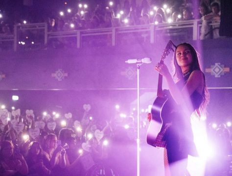 olivia rodrigo live Olivia Rodrigo Laptop Wallpaper, Olivia Rodrigo Purple Aesthetic, Olivia Rodrigo Singing, Olivia Rodrigo Wallpapers, Olivia Rodrigo Sour Tour, Olivia Rodrigo Sour, Sour Tour, Guts Tour, Liv Rodrigo