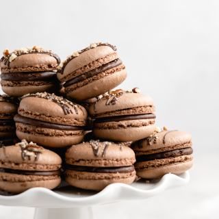 Nutella Macarons - Food Duchess Macarons Tips, Nutella Macarons, Make Macarons, Nutella Recipes Easy, Nutella Buttercream, Macaron Filling, Chocolate Macaron, How To Make Macarons, Macaroon Recipes