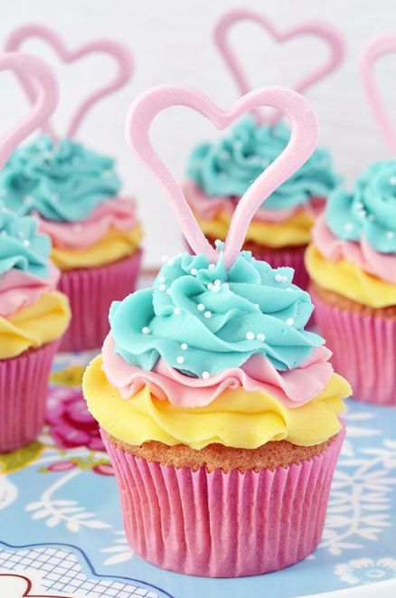 Este post me encanta porque me encantan los cupcakes (magdalenas); son bonitos, prácticos y deliciosos, al menos los que he comido yo; en esta oportunidad les quiero compartir algunas ideas de cupc… Frost Cupcakes, Cupcakes Design, Pastel Cupcakes, Cake Mini, Pretty Cupcakes, Coconut Cupcakes, Cupcakes Decorados, Creative Cupcakes, Lemon Cupcakes