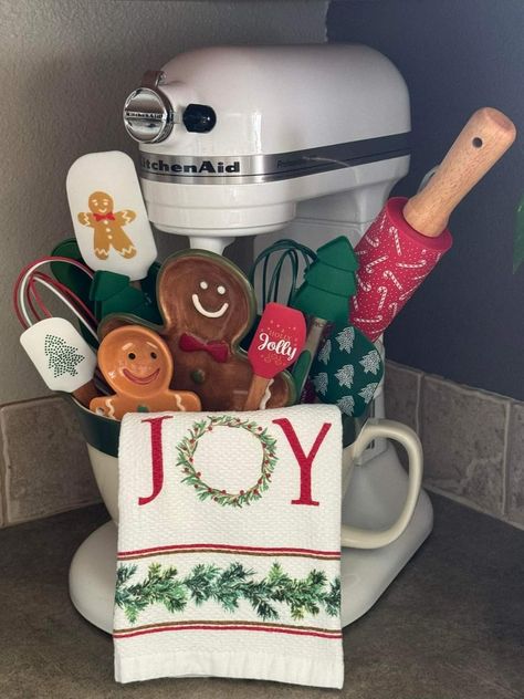 Mixer Display Ideas, Christmas Kitchen Vignettes, Christmas Counter Decor, Gingerbread Kitchen Christmas, Kitchenaid Decor, Mixer On Counter Decor, Gingerbread Kitchen Decorating Ideas, Mixer Decor, Kitchen Aide