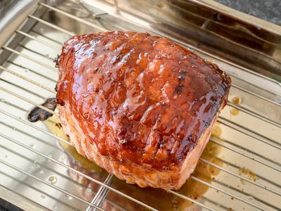 Brown Sugar Glazed Baked Ham Recipe Bbq Ham Recipes, Jack Daniels Glaze, Bake Ahead, Bbq Ham, Steak On Stove, Baked Ham With Pineapple, Ham Dinner Recipes, Precooked Ham, Christmas Ham Recipes