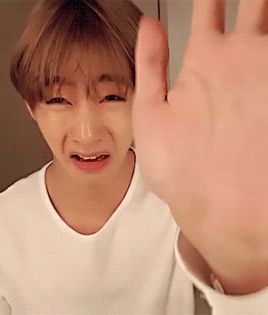 Taehyung gif Taekook Funny, Taehyung Gif, V Gif, Girly Dp, Boy Music, Bts Ot7, Bts Reactions, We Will Rock You, Memes Bts