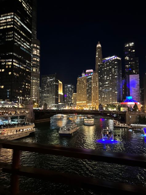 chicago river walk Chicago Downtown Aesthetic, Midnight City, Chicago Aesthetic, Chicago River, Nyc Life, Chicago Photos, Downtown Chicago, My Kind Of Town, Windy City