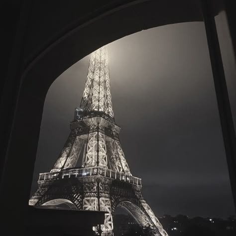 Black Paris Aesthetic, France Aesthetic Dark, Paris Aesthetic Dark, Dark Paris Aesthetic, Paris City Night, Black Widget Aesthetic, Dark City Aesthetic, Paris Aesthetic Night, France Vibes