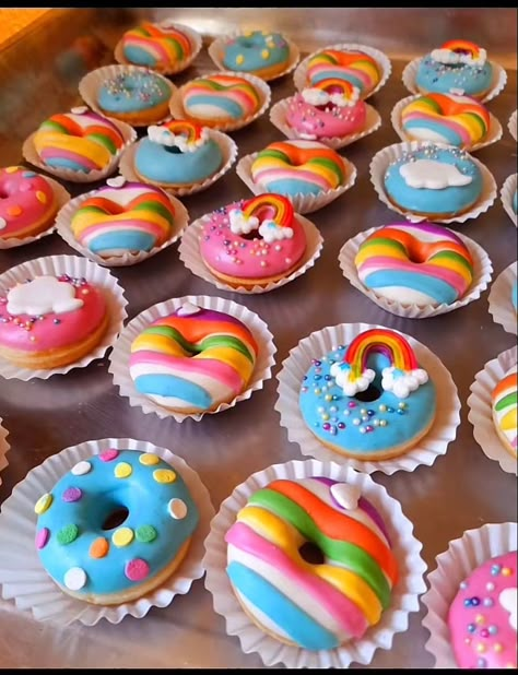 Fun Donuts Designs, Donat Glaze, Donut Decorating Ideas, Cake Donuts Recipe, Rainbow Donut, Donut Themed Birthday Party, Donut Decorations, Mini Doughnuts, 3rd Birthday Cakes