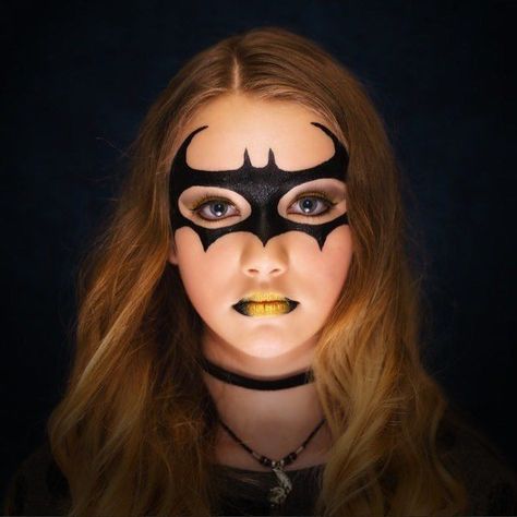 Batgirl Makeup, Batman Face Paint, Batman Makeup, Colorful Makeup Tutorial, Fantasy Make-up, Creepy Halloween Makeup, Halloween Coustumes, Cool Halloween Makeup, Face Painting Easy