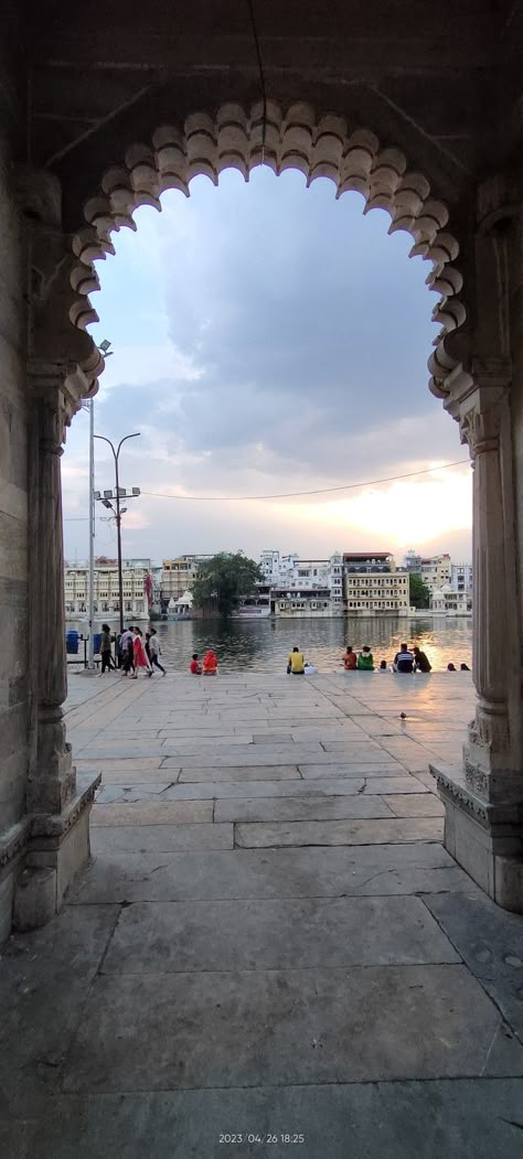 A gem of a place in Udaipur, Rajasthan. City Palace Udaipur, Udaipur India, Travel Infographic, Instagram Captions For Friends, Best Snapchat, Instagram Profile Picture Ideas, Chill Photos, Morning View, Moon Photography