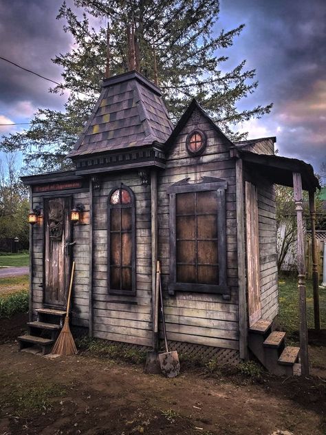 Haunted House Design Ideas, Haunted Shed Ideas, Halloween Tiny House, Spooky She Shed, Haunted Playhouse Ideas, Gothic Shed, Outdoor Haunted House Ideas, Haunted House Exterior, Haunted Playhouse