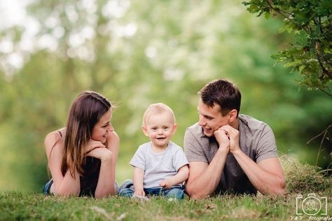 Outdoor Baby Photography, Baby Photography Poses, Baby Family Pictures, First Family Photos, Summer Family Pictures, Baby Birthday Photoshoot, Cute Family Photos, Family Photos With Baby, Family Photoshoot Poses