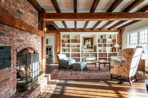 5 Luxury New England Farmhouses for Sale - New England New England House Interior, New England Decorating Style, Historic Remodel, New England Style Homes, Chatham Bars Inn, Woodstock Vt, Farm Road, New England Farmhouse, New England Home