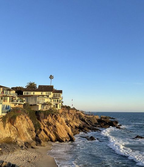 West Coast House, Houses By The Beach, Oc California, Beach House Aesthetic, Los Angeles Aesthetic, California Beach House, Malibu Beach House, Aesthetic Ocean, Luxury Beach House