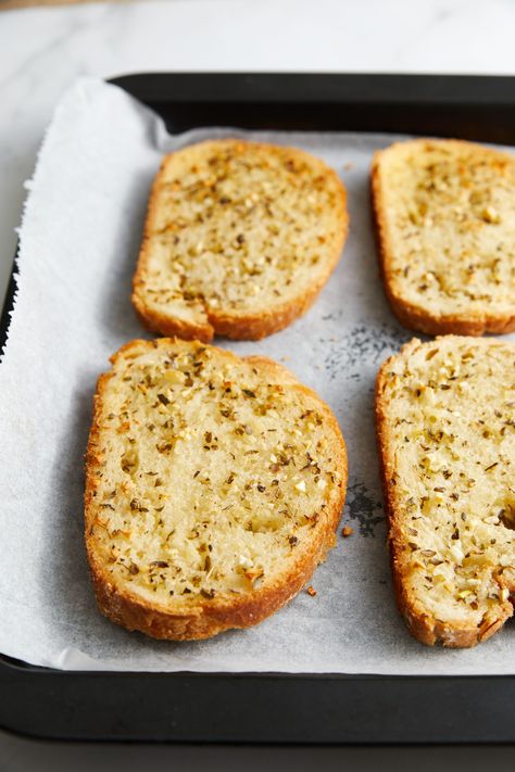 User-friendly and oh-so-yummy garlic toast, not to be confused with garlic bread…coming your way! It's the perfect side for anything... Toasted Bread Recipes, Garlic Toast With Bread, Bread Garlic Toast, Garlic Toast Recipe, Bread Toppings, Garlic Toast, Dairy Free Low Carb, Ezekiel Bread, Snack Smoothie