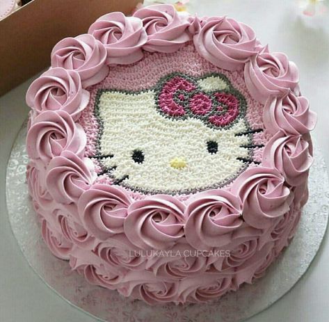 Hello Kitty Cake Design, Bolo Da Hello Kitty, Hello Kitty Birthday Theme, Hello Kitty Birthday Cake, Hello Kitty Birthday Party, Kitty Cake, Hello Kitty Themes, Rose Cupcakes, Creative Birthday Cakes