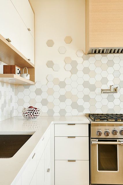 Honeycomb Tiles Kitchen, Kitchen Design Backsplash, Hexagon Tile Kitchen, Hexagon Tile Backsplash, Kitchen Tile Inspiration, Kitchen Mosaic, Neutral Stone, Hexagon Tile, Neutral Kitchen