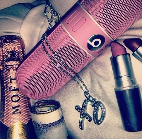 Girly stuff Tumblr Girly Aesthetic 2013, Summer Tumblr, 2010s Aesthetic, Beats Pill, Pink Music, 2013 Swag Era, Glitter Rosa, Pink Tumblr Aesthetic, King Kylie