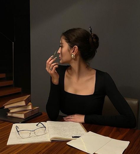 Women Ceo, Independent Girls, Healthy Teas, Dark Feminine Aesthetic, Woman Reading, Aesthetic Women, Successful Women, Independent Women, Feminine Aesthetic