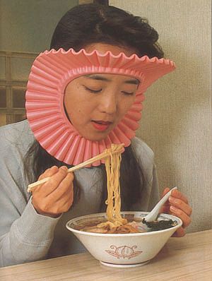 Anti noodle slapper face protector. Verknipte Humor, Japanese Inventions, Weird Products, Eating Noodles, Splash Free, Inventors, Skateboarder, I Smile, Bones Funny