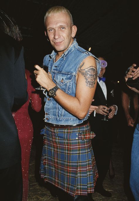 Veste denim coupée, kilt tartan, le look Jean Paul Gaultier fait vibrer les années 1990 - Jean Paul Gaultier, du kilt au corset - Gala Kilt Men, 90s Outfit Inspiration, Jean Paul Gaultier 90s, 90s Party Outfit, Tartan Fashion, Men In Skirts, Look Jean, 90s Fashion Grunge, Tartan Skirt