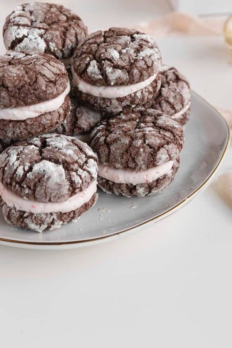 Chocolate crinkle whoopie pies with peppermint buttercream fillings | DIY whoopie pies | whoopie pie recipe | whoopie pie filling | homemade whoopie pies | christmas whoopie pies | christmas whoopie pie cookies | whoopie pie cookie recipe | peppermint dessert recipes | peppermint cookies recipe | winter dessert recipes | Amanda Wilens #whoopiepie #peppermint Whoopie Pie Flavors, Christmas Whoopie Pies, Vanilla Whoopie Pie Recipe, Peppermint Whoopie Pies, Peppermint Recipes Desserts, Peppermint Buttercream, Peppermint Cookie Recipe, Butter Cake Cookies, Peppermint Dessert