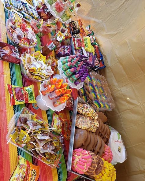 Snack Bar For Quince, Quincenera Candy Tables, Quince Food Table, Quince Candy Table, Candy Table Mexican, Mexican Candy Bar Ideas, Quince Candy Table Ideas, Quinceanera Snack Table Ideas, Candy Table Ideas For Quinceanera