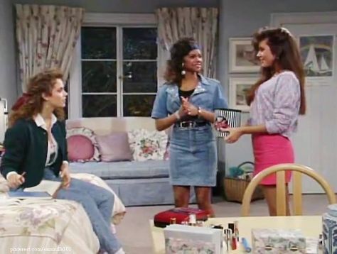 Saved By The Bell Kelly Kapowski Saved By The Bell, Jessie Saved By The Bell Outfits, Lisa Turtle Outfits, Save By The Bell Outfits, Kelly Kapowski Style, Bell Outfits, Lisa Turtle, Lark Voorhies, 90s Aesthetic Fashion